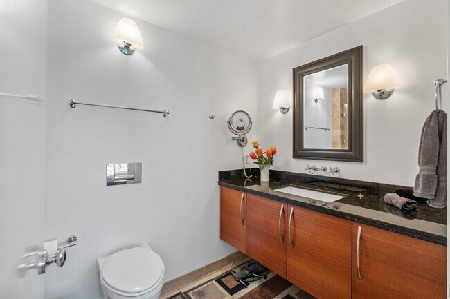 Building Photo - Large Updated SoMa Apartment!