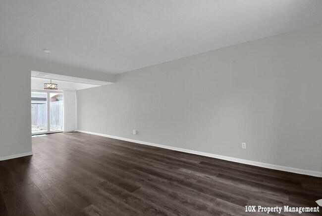 Building Photo - 911 Manor Ln