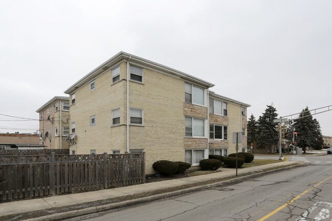 Building Photo - 6801 W Montrose Ave
