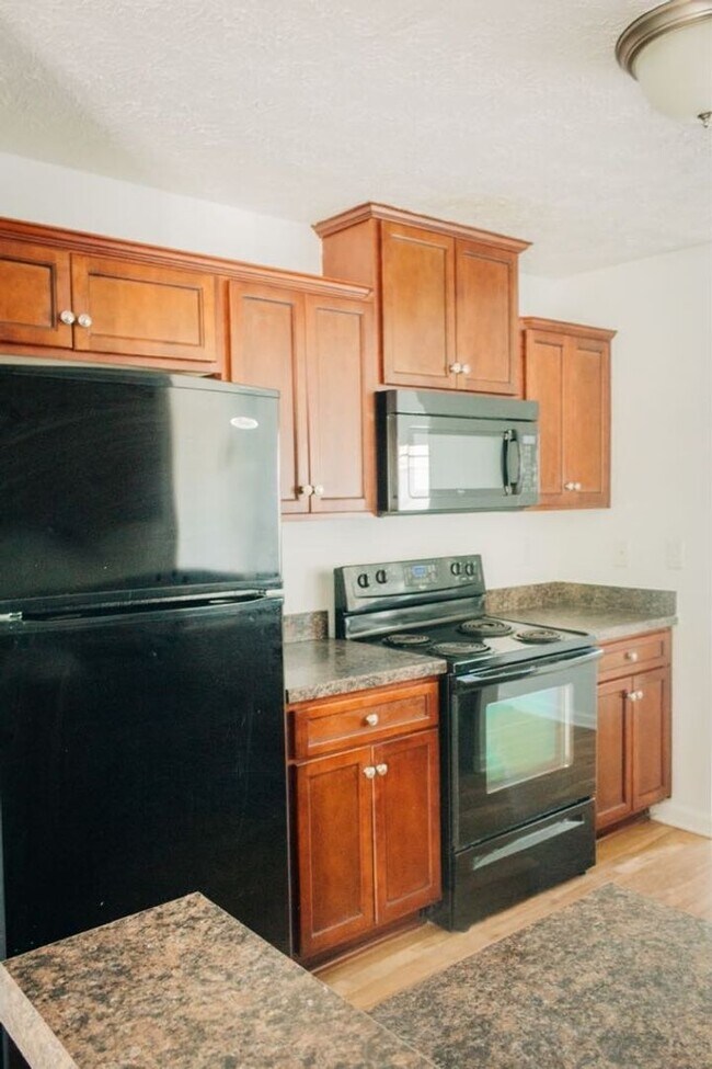 Building Photo - 3 BR/ 2.5 BA Townhome in Somerset Springs ...