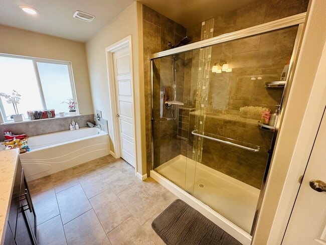 Building Photo - Spacious 4 bed 2.5 bath house in Cascade-Fairwood AC