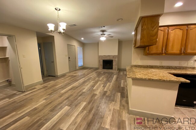 Building Photo - Rare 3-bed,2-bath, 1-story half duplex rec...
