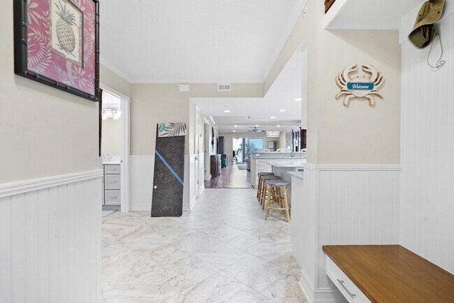 Building Photo - 33 Comares Ave