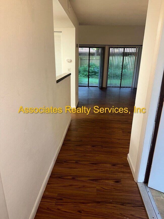 Building Photo - Charming 2 Bedroom, 2 Bath Home Near Veteran’s Park – A Must See!