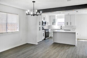 Building Photo - 511 Chaseway Dr