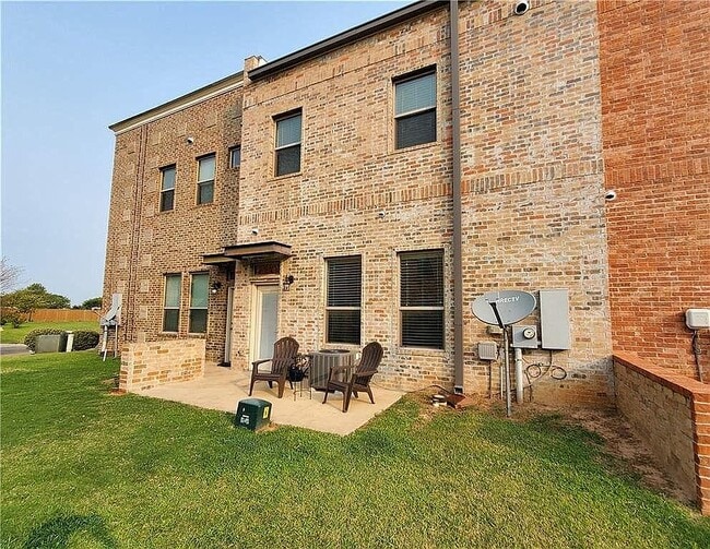 Building Photo - 477 S Fretz Ave