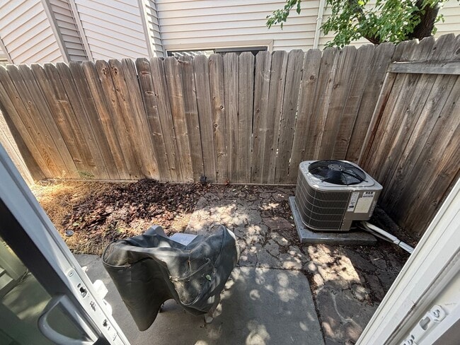 Building Photo - Charming Updated Condominium for Rent in S...