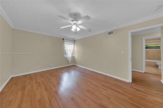 Building Photo - 307 SW 11th Ct