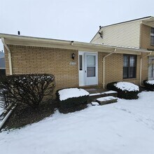 Building Photo - 2 Bedroom Ranch Condo w/ Finished Basement. Corner Unit, Spacious Bedrooms