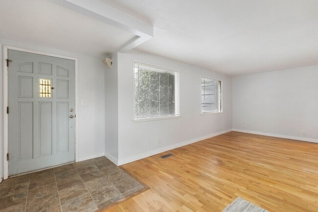 Building Photo - Charming 3BR Home with Private Yard in Puyallup