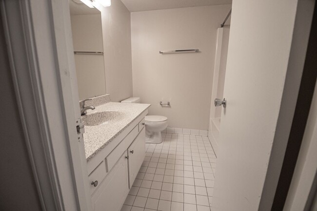 Building Photo - Charming Condo Living in the Heart of Chapel Hill!