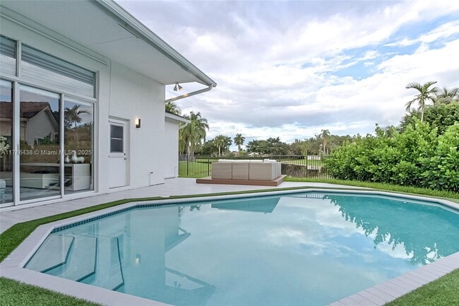 Building Photo - 3050 Lakewood Dr