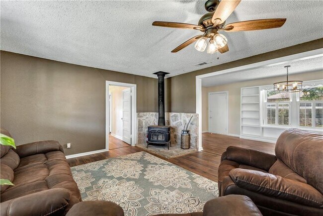 Building Photo - 211 Tate Ln