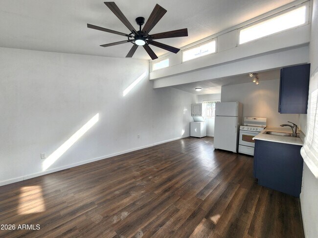 Building Photo - 1618 W Gardenia Dr