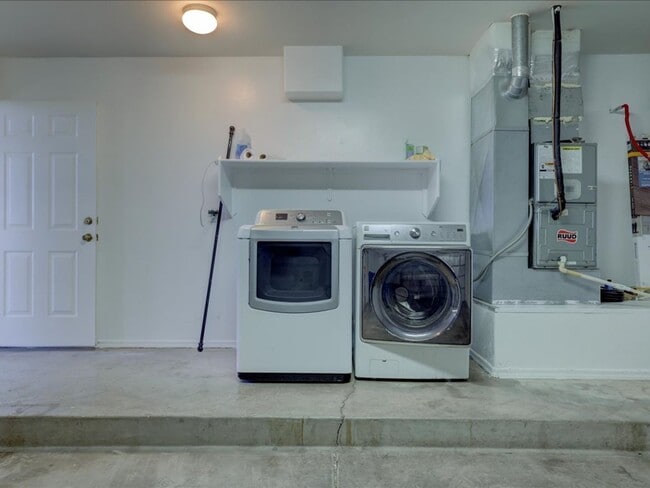 Building Photo - 2 Bedroom, 2 Bathroom and a large Backyard Retreat!