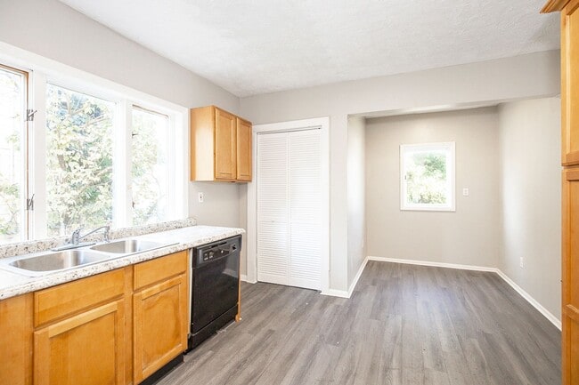 Building Photo - 3 BED 1 BATH BEAUTIFUL SINGLE HOME!