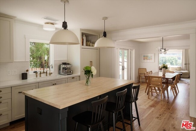 Building Photo - 1130 El Paso Dr