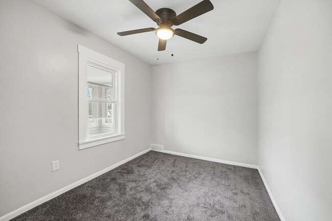 Building Photo - Updated 3BR Upper Unit with Garage Parking and Porch