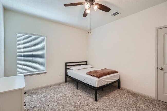 Building Photo - 124 Marienfeld Ln