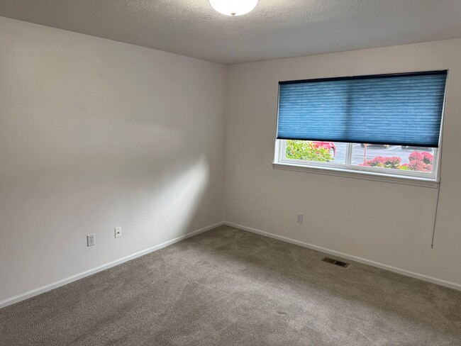 Building Photo - Available now!!! Beautiful Springfield Condo in 55 and over community!