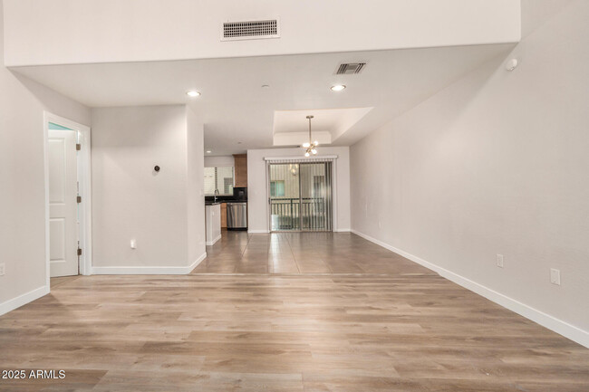 Building Photo - 815 E Rose Ln