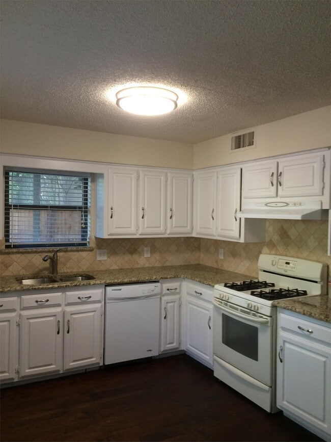 Building Photo - 5040 Thunder Rd