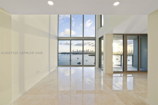 Building Photo - 1500 Bay Dr E