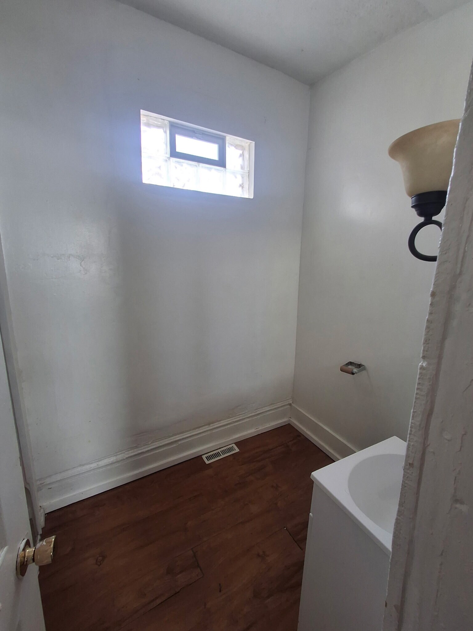 Building Photo - 1558 N Main St