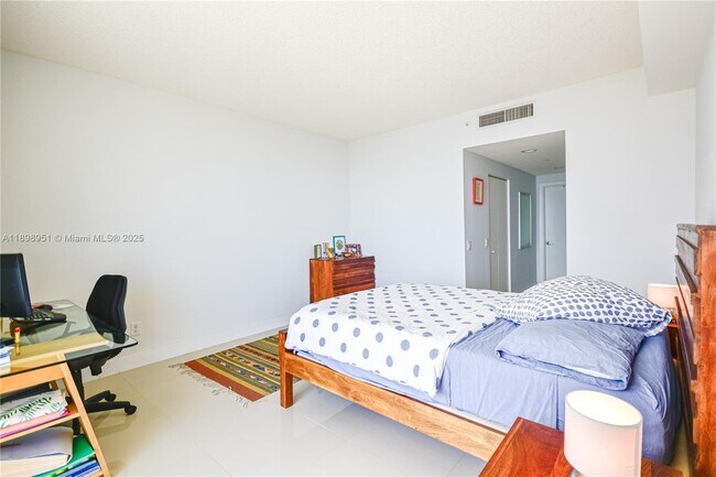 Building Photo - 2475 Brickell Ave
