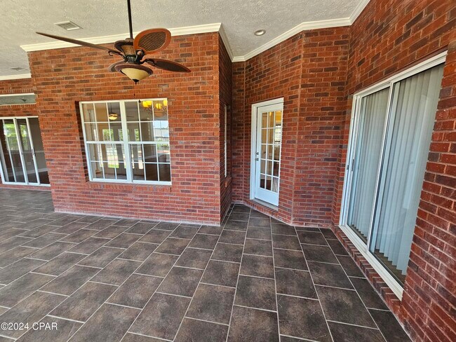 Building Photo - 2103 Coral Dr