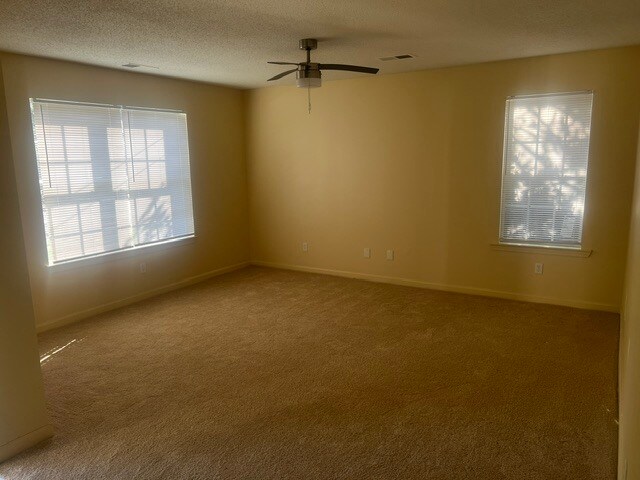 Building Photo - 4 Bed 2 Bath | Move-In Ready