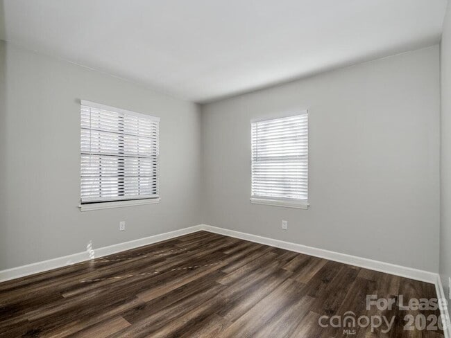 Building Photo - 406 W 9th St