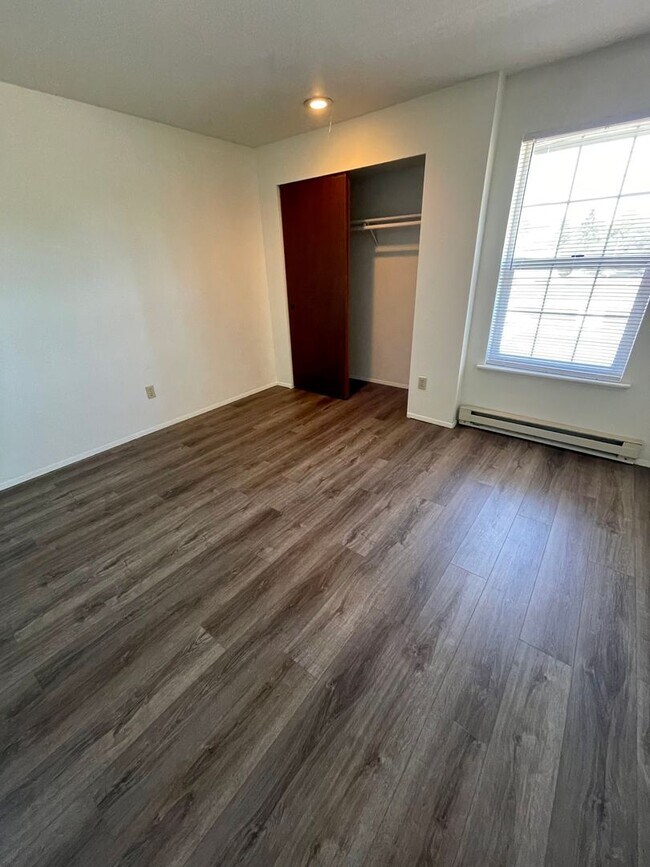 Building Photo - Adorable Top Unit Located in Ferndale