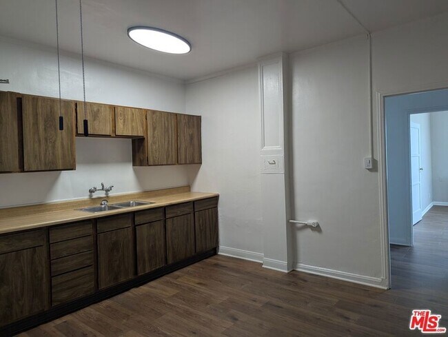 Building Photo - 634 S Gramercy Pl