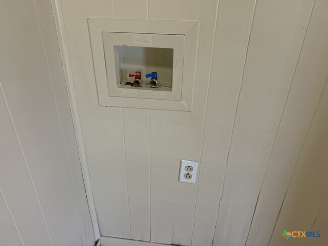 Building Photo - 715 Cardinal Ave