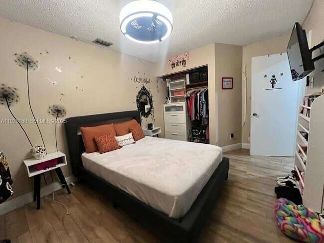 Building Photo - 930 SW 109th Ave