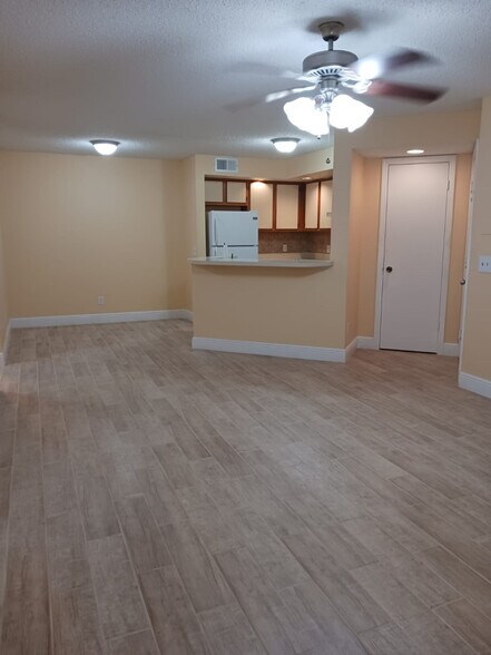 Building Photo - 4518 Commander Dr