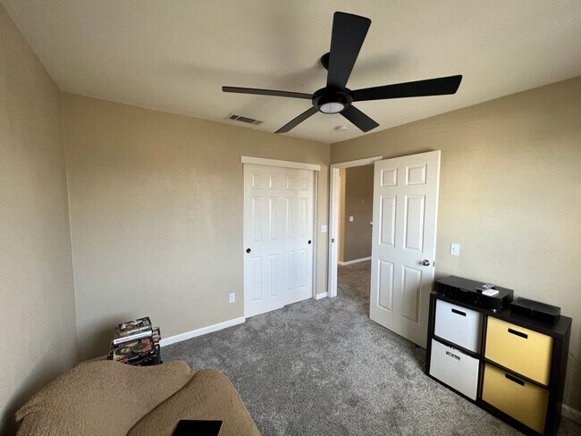 Building Photo - 3 bedroom + a loft in desirable Manteca!