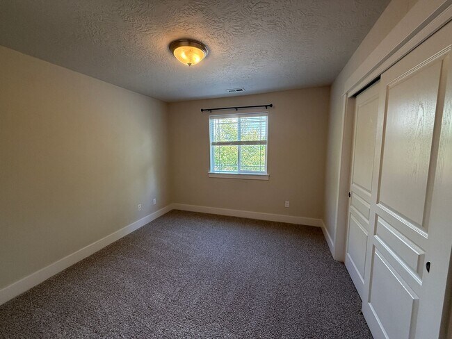 Building Photo - Spacious 3 Bedroom Home with Main-Level Primary Suite in Greenbriar Commons