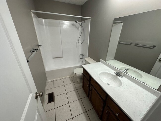 Building Photo - Spacious 3 Bedroom 2 Bath Townhome