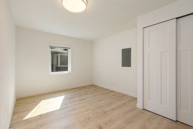 Building Photo - Newly Renovated 1 Bedroom in Quiet Pinehur...