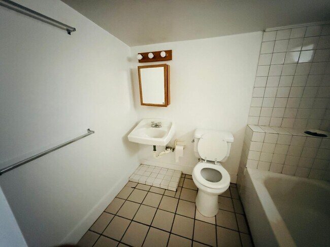 Building Photo - 320 21st Ave S