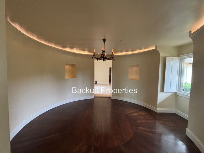 Building Photo - Stunning three bedroom home in picturesque...