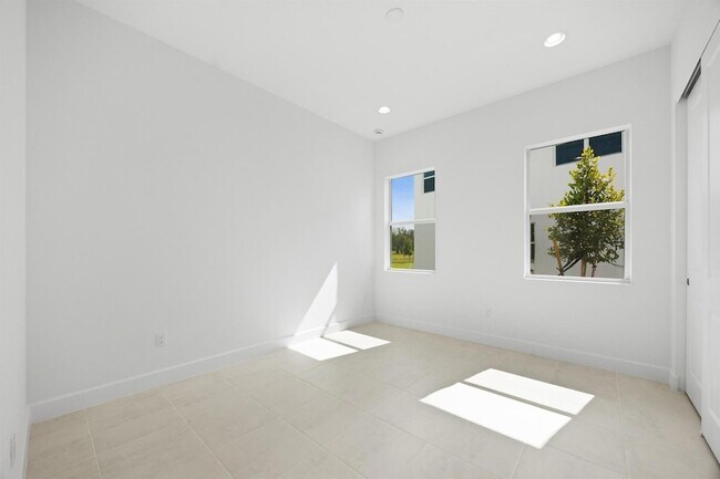 Building Photo - 15144 Wildwood Cir