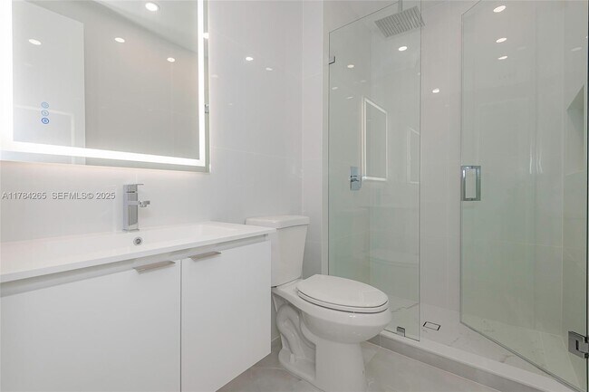 Building Photo - 100 Bayview Dr