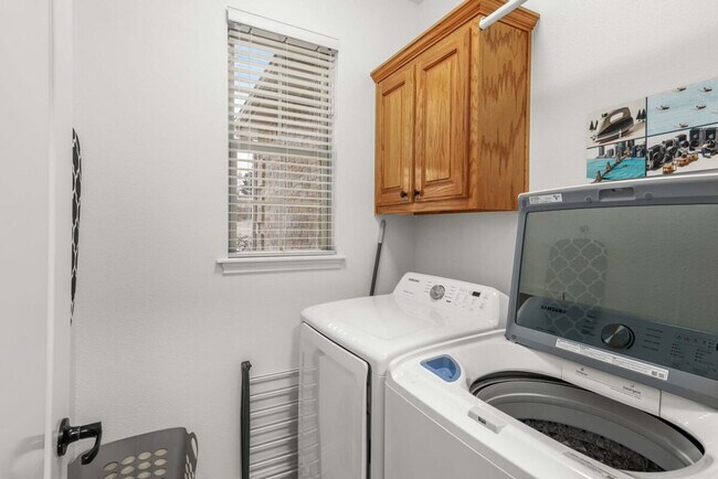 Building Photo - 1802 NW Mustang Ave