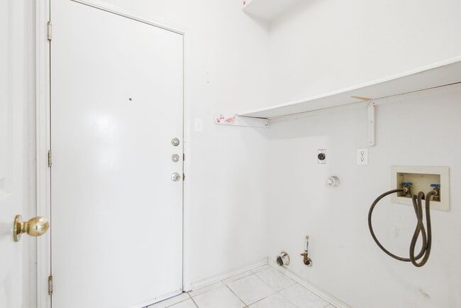 Building Photo - North Austin Three Bedroom Home