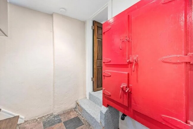 Building Photo - *Beautifully Updated & Spacious 3BD/2.5BA ...