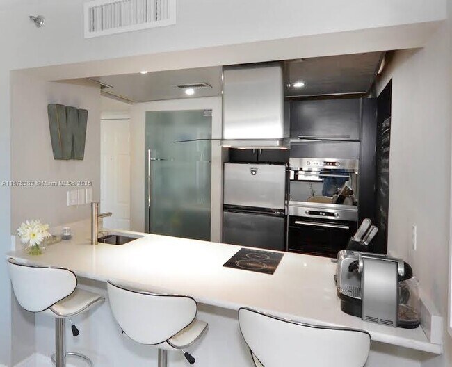 Building Photo - 540 Brickell Key Dr