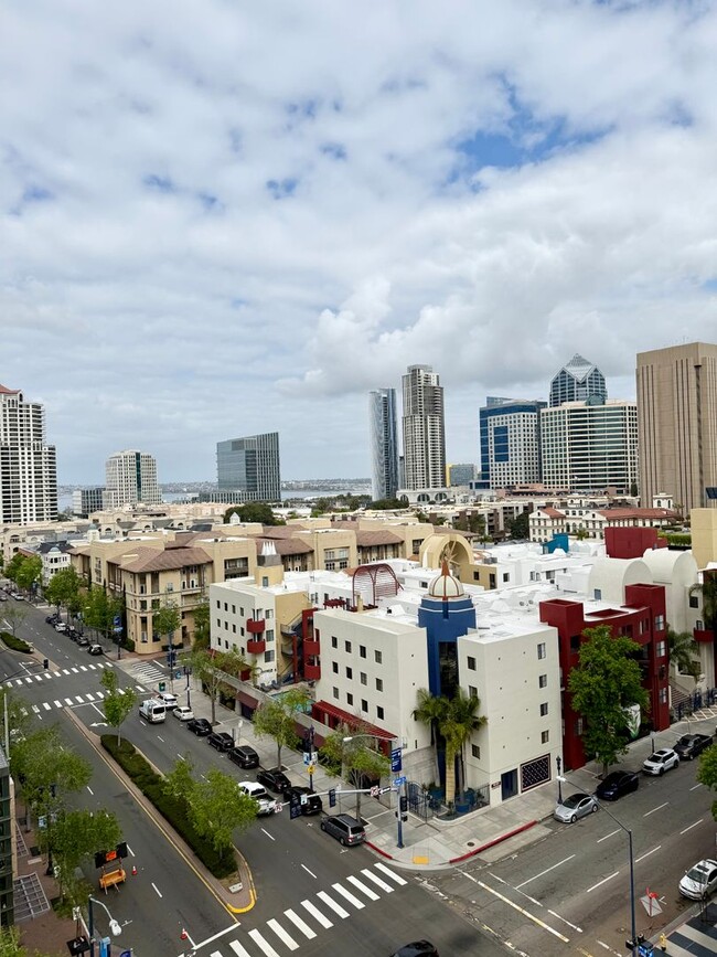 Building Photo - Pet Friendly Two Bedroom in High-Rise